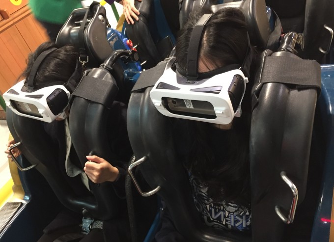 출발 직전의 모습. HMD를 쓰면 일단 머리가 산발이 된다. 어차피 너도 안 보이고 나도 안 보이니 상관은 없다. - 신수빈 기자 제공